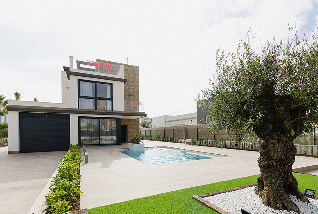 widok od strony basenu na luksusową willę na sprzedaż Hiszpania (Mar Meno)