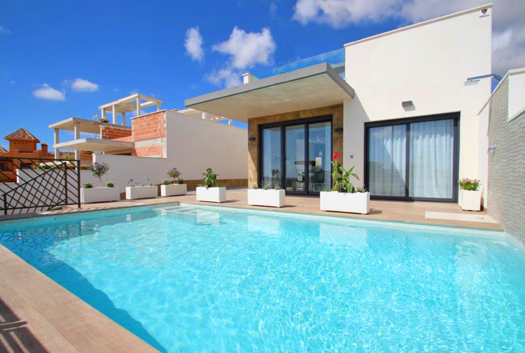 widok od strony basenu na ekskluzywną willę do sprzedaży Hiszpania (Mar Meno)