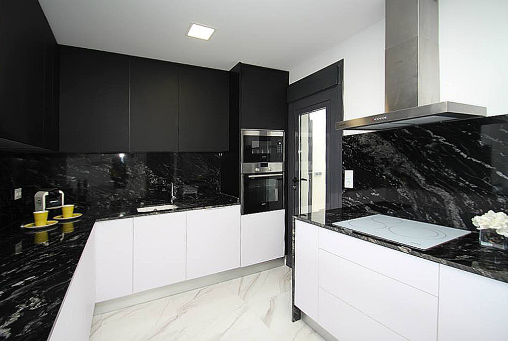 nowocześnie zabudowana kuchnia w willi do sprzedaży Hiszpania (Mar Meno)