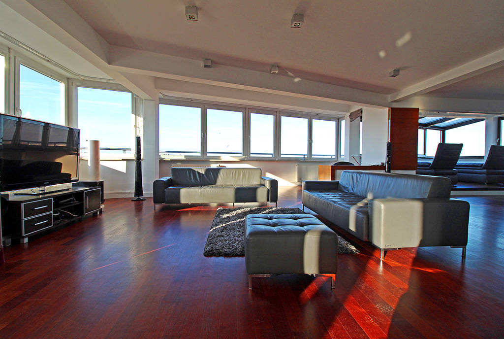 przestronny salon w luksusowym apartamencie na sprzedaż Kraków