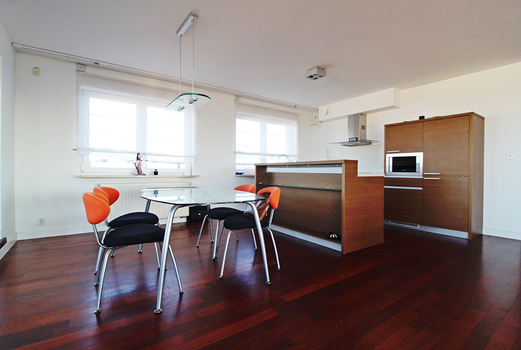 widok na kuchnię z jadalnią w ekskluzywnym apartamencie na sprzedaż Kraków