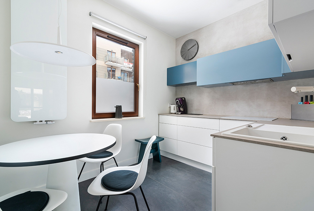 widok na jadalnię oraz kuchnię w ekskluzywnym apartamencie do sprzedaży Sopot