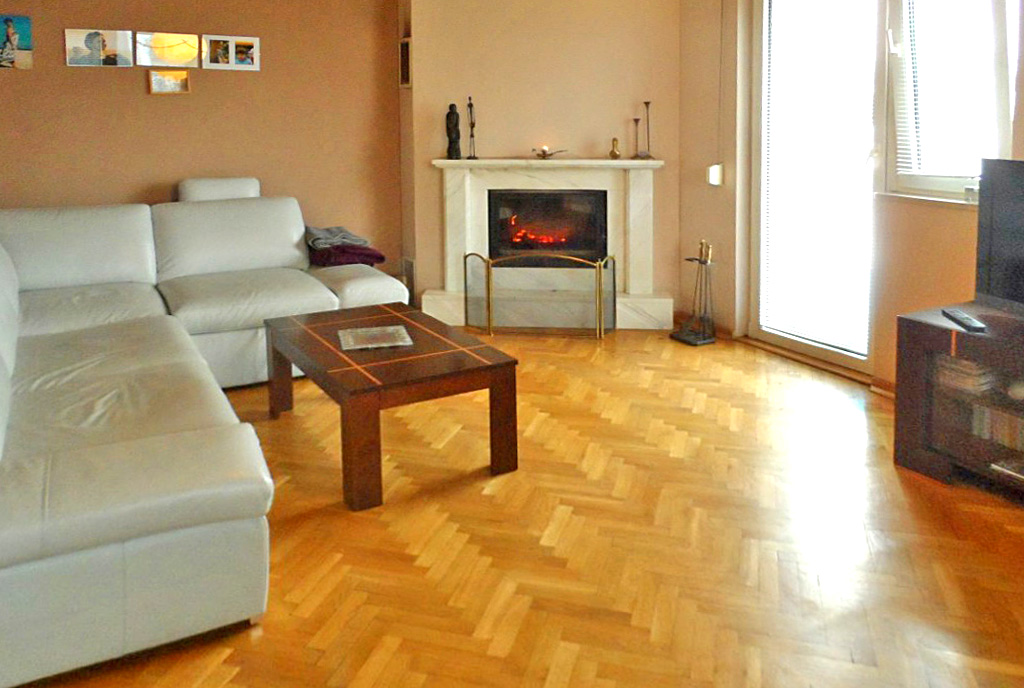 zbliżenie na kominek w salonie ekskluzywnego apartamentu na sprzedaż Piotrków Trybunalski