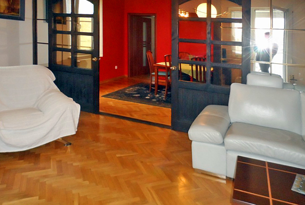 przestronny i funkcjonalny hol w luksusowym apartamencie na sprzedaż Piotrków Trybunalski