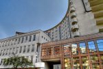 rzut od strony ulicy na apartamentowiec, w którym mieści się oferowany do sprzedaży ekskluzywny apartament do sprzedaży Warszawa
