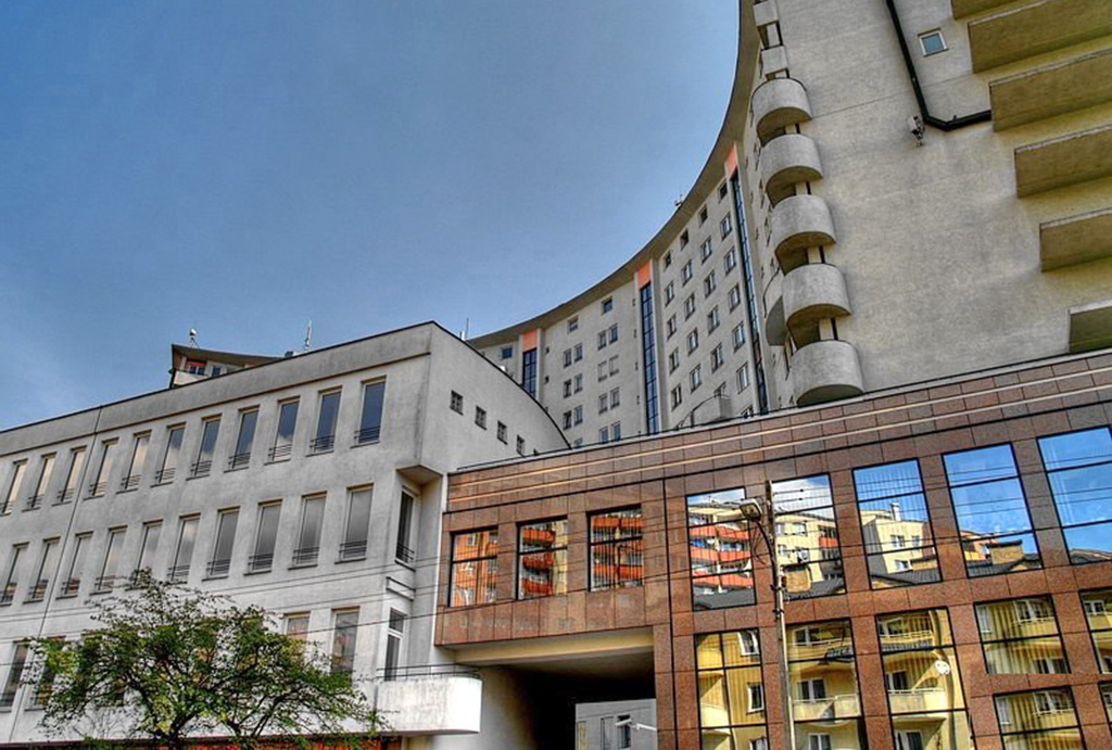 rzut od strony ulicy na apartamentowiec, w którym mieści się oferowany do sprzedaży ekskluzywny apartament do sprzedaży Warszawa