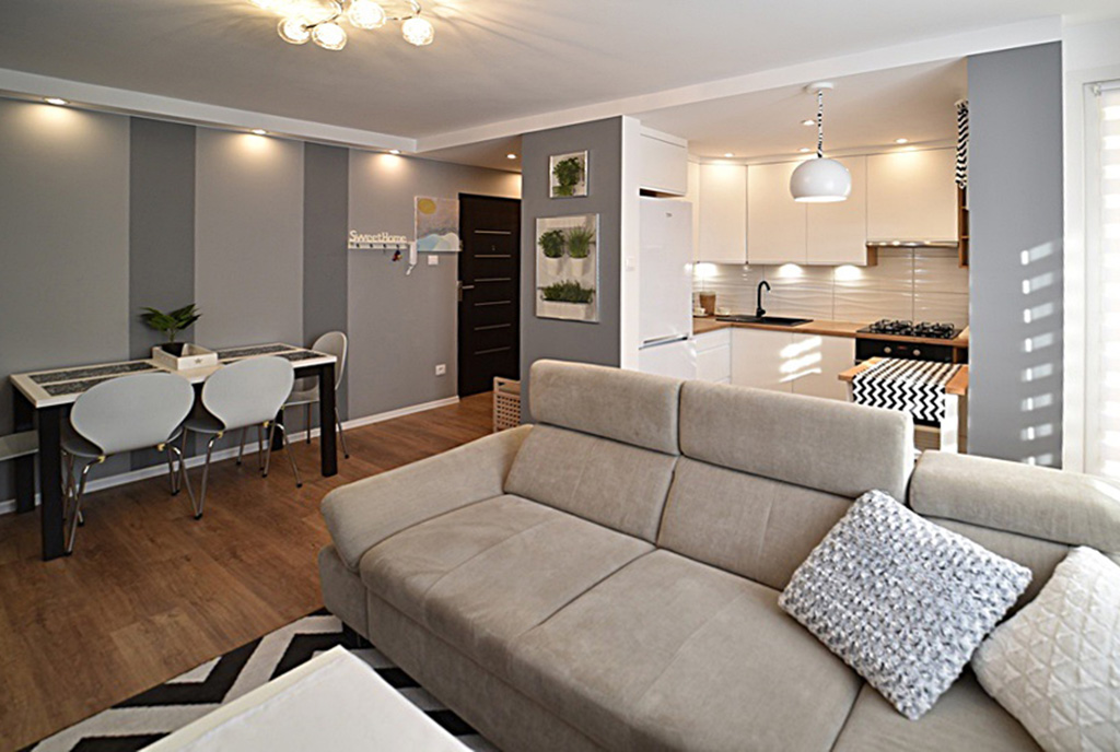 widok z salonu na aneks kuchenny w luksusowym apartamencie do wynajmu Bolesławiec