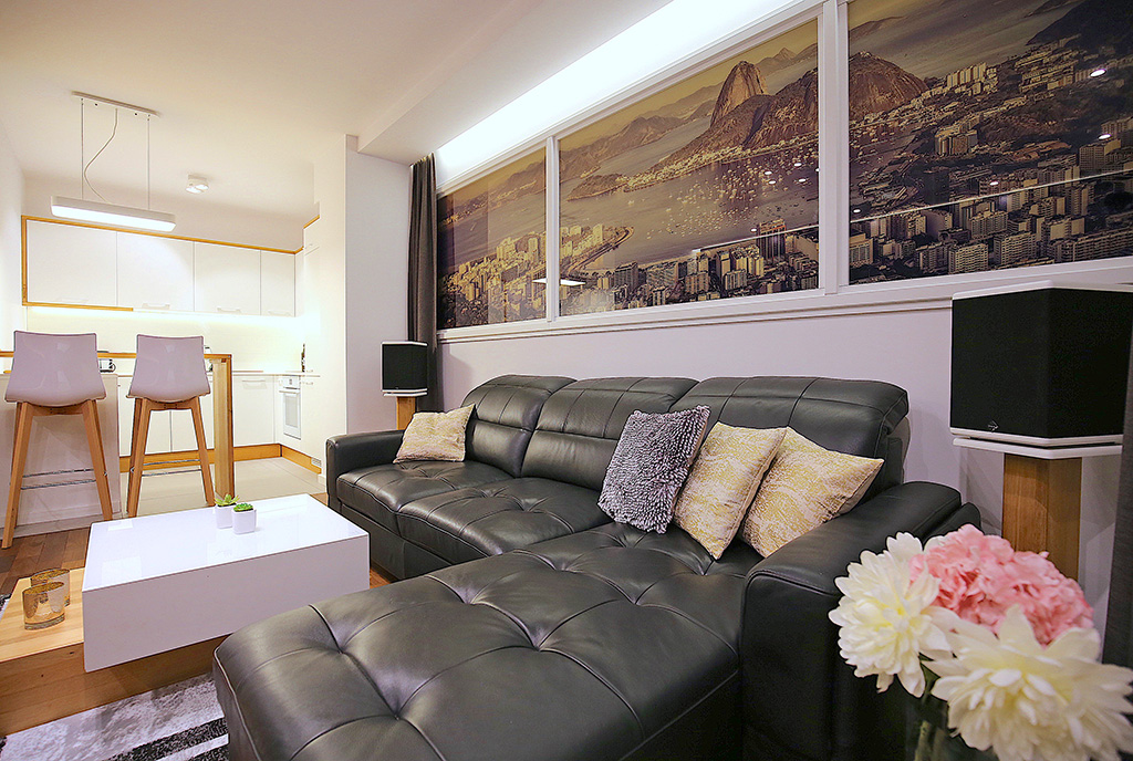 widok z innej perspektywy na luksusowy salon w ekskluzywnym apartamencie do wynajmu Szczecin