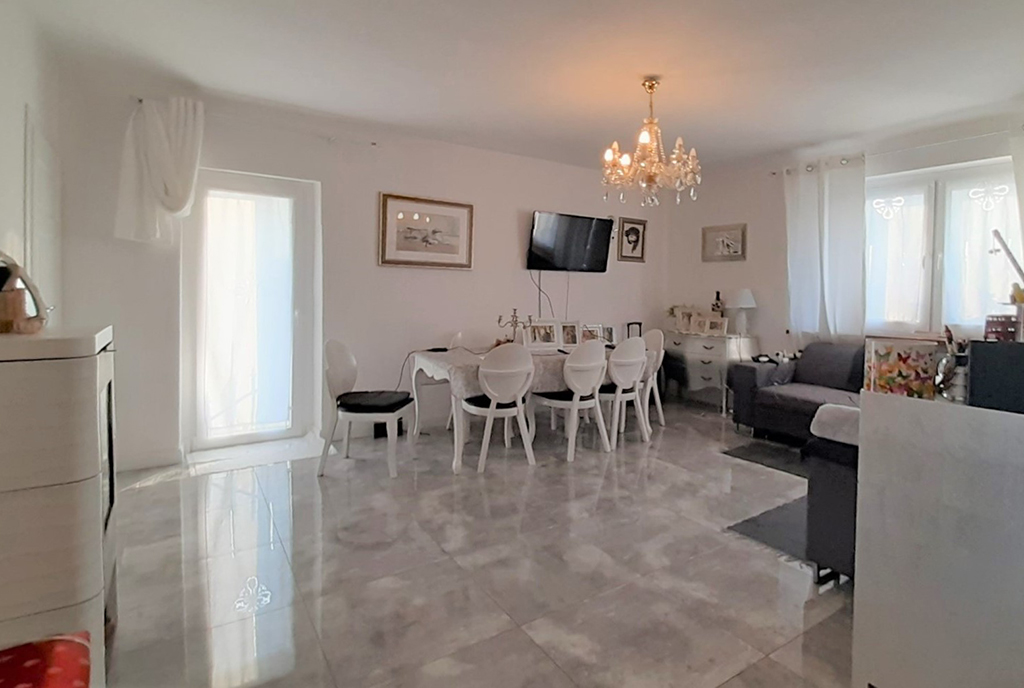 widok z salonu na jadalnię w luksusowym apartamencie do wynajmu Wrocław