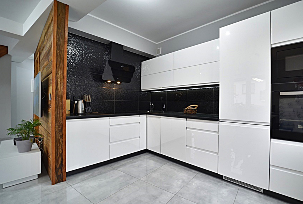 widok na zabudowaną kuchnię w luksusowym apartamencie na sprzedaż