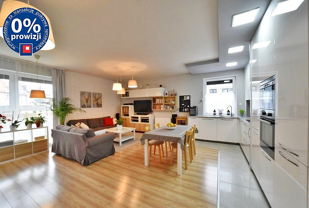 na pierwszym planie jadalnia w oddali salon w ekskluzywnym apartamencie na sprzedaż Bolesławiec