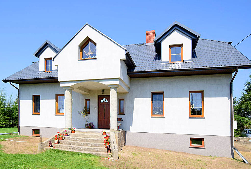 wejście z kolumnami do luksusowej willi na sprzedaż Suwałki