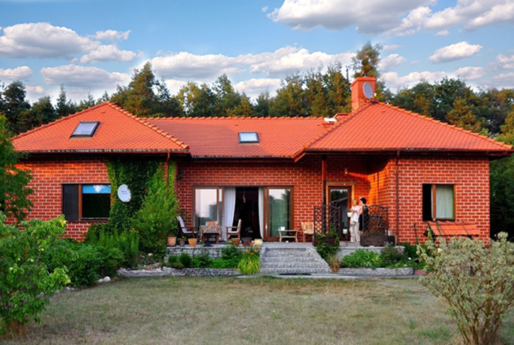 ekskluzywna willa do sprzedaży sfotografowana od strony ogrodu Wrocław (okolice)
