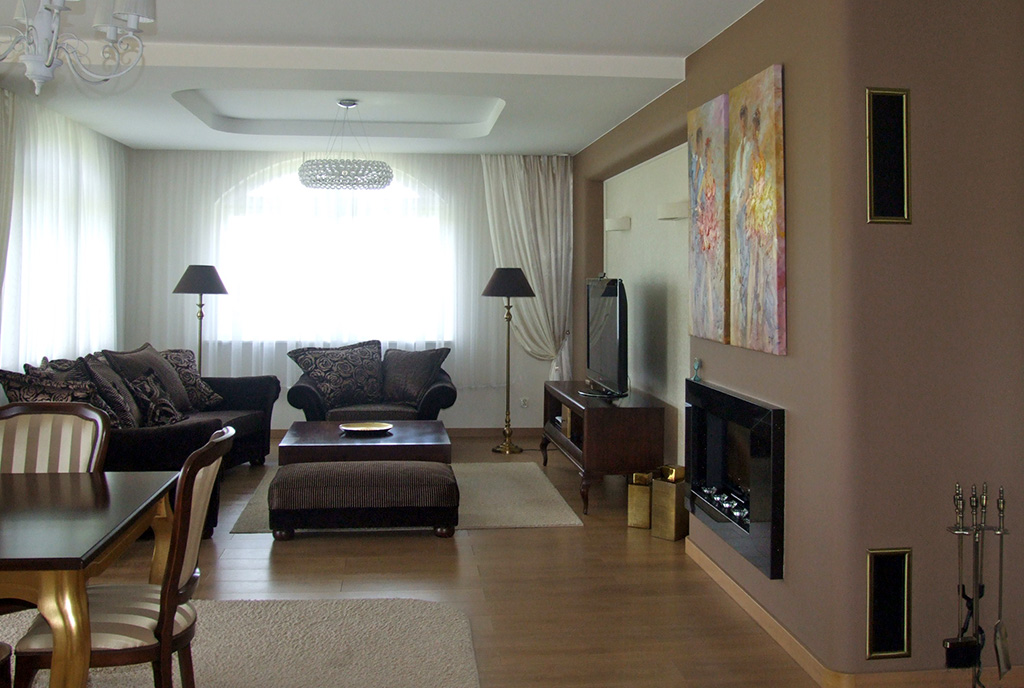 widok z innej perspektywy na elitarny salon w ekskluzywnej willi na sprzedaż Legnica (okolice)