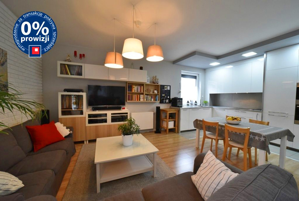 widok z salonu na kuchnię w ekskluzywnym apartamencie do sprzedaży Bolesławiec