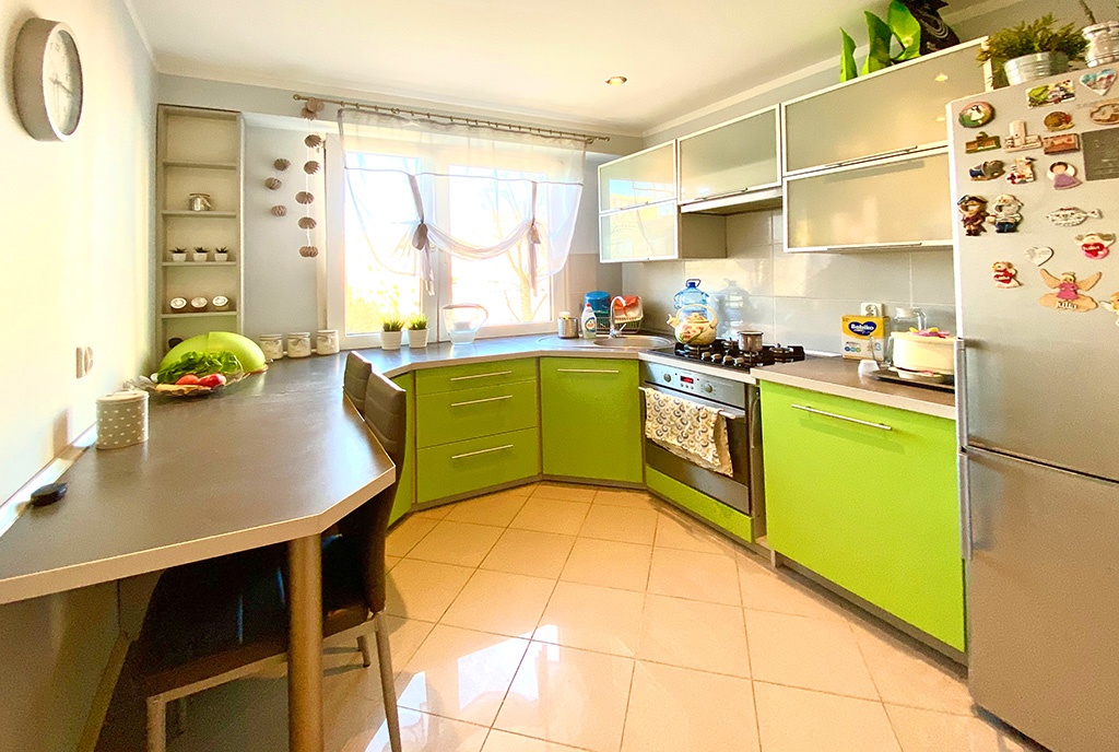 kuchnia w nowoczesnej zabudowie w luksusowym apartamencie na sprzedaż Inowrocław