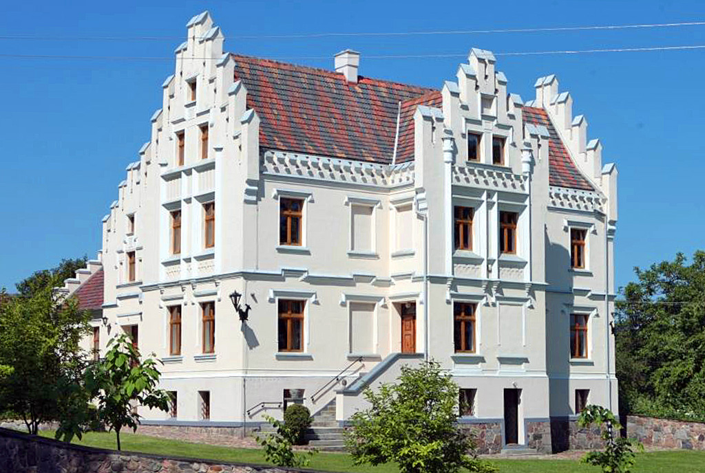 widok od strony ulicy na ekskluzywny pałac do sprzedaży Dolny Śląsk