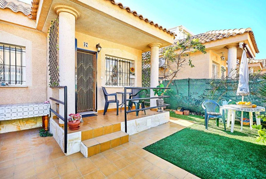 na pierwszym planie taras przy ekskluzywnej willi do sprzedaży Hiszpania (Costa Blanca, Orihuela Costa)