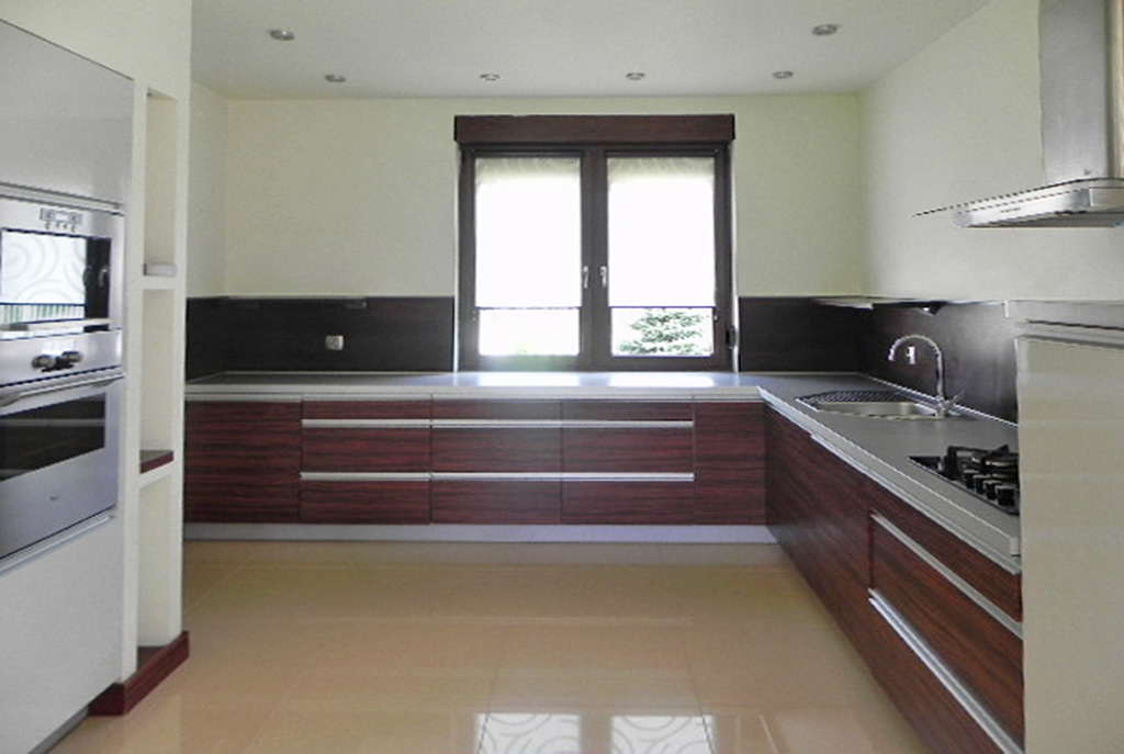 kuchnia w nowoczesnej zabudowie w ekskluzywnej willi do sprzedaży rzut od strony ulicy na luksusową willę na sprzedaż Ostrów Wielkopolski