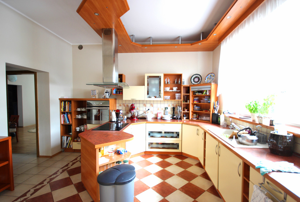 zabudowana funkcjonalnie kuchnia w ekskluzywnej willi do wynajmu Szczecin (okolice)