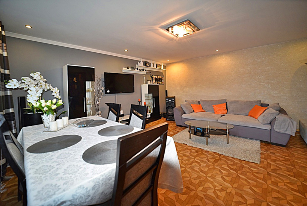 na pierwszym planie jadalnia w luksusowym apartamencie do sprzedaży Bolesławiec