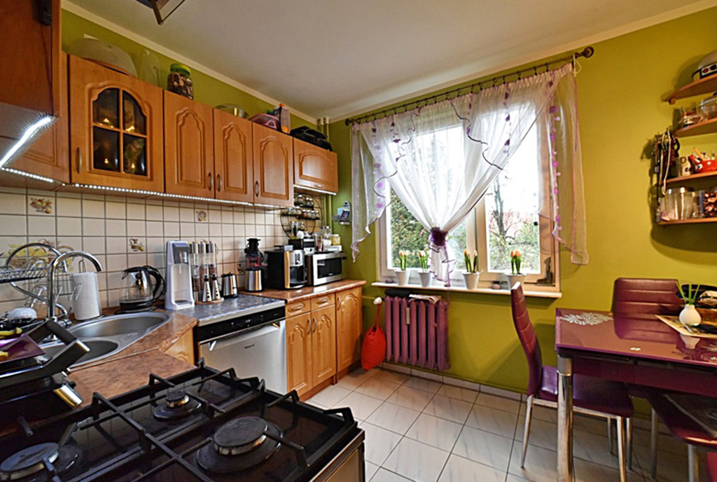 widok na komfortowo umeblowaną kuchnię w ekskluzywnym apartamencie do sprzedaży Bolesławiec