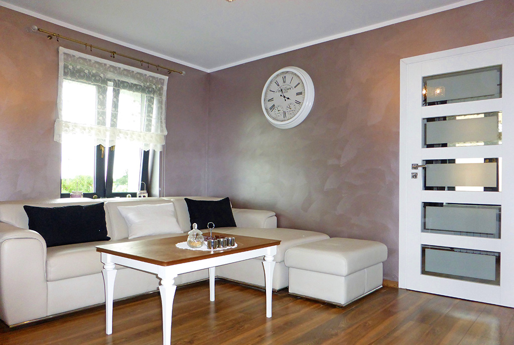 kameralny salon w ekskluzywnym apartamencie do sprzedaży Mazury