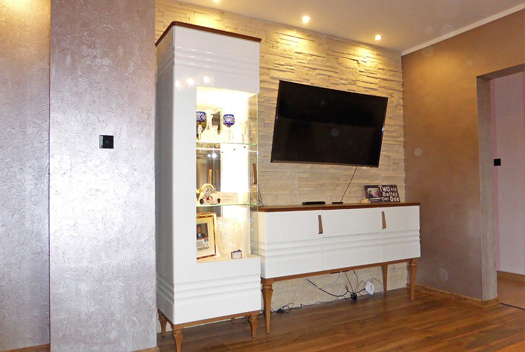 przestronny hol w luksusowym apartamencie na sprzedaż Mazury