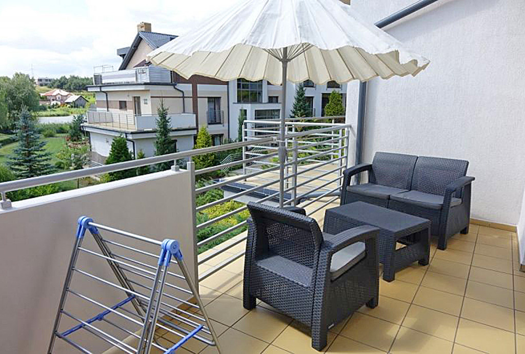 przepiękny taras przy luksusowym apartamencie na sprzedaż nad jeziorem
