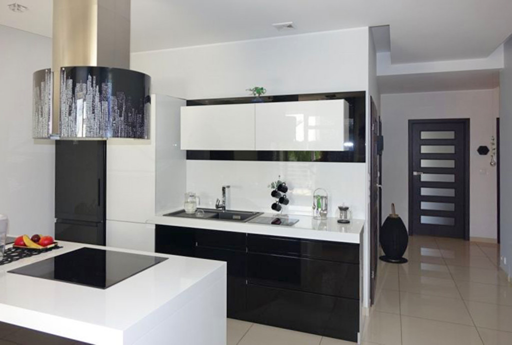 komfortowo wyposażona i urządzona kuchnia w luksusowym apartamencie na sprzedaż nad jeziorem
