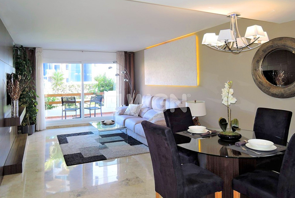 komfortowy salon w luksusowym apartamencie na sprzedaż Hiszpania