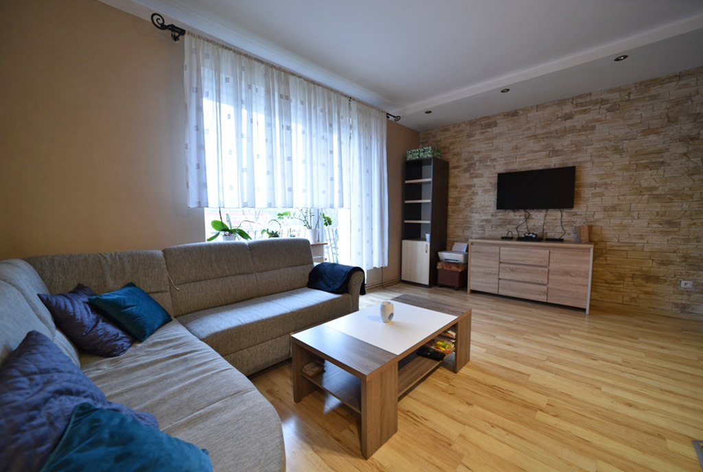 widok na salon w ekskluzywnym apartamencie do wynajmu Bolesławiec