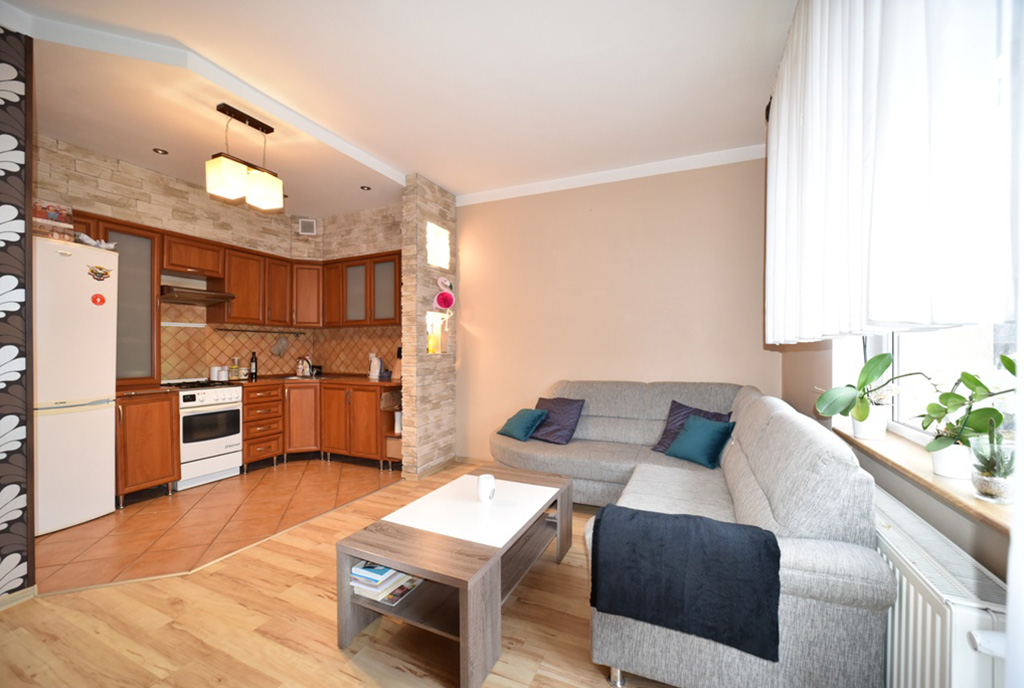 po prawej salon, po lewej kuchnia w luksusowym apartamencie na wynajem Bolesławiec