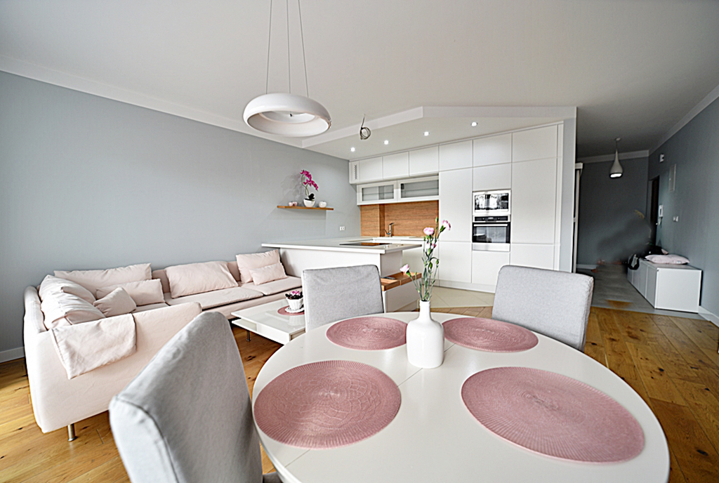 na pierwszym planie jadalnia w luksusowym apartamencie do wynajmu Bolesławiec