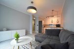 widok z salonu na kuchnię w ekskluzywnym apartamencie do wynajęcia Bolesławiec
