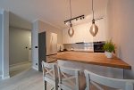 na pierwszym planie jadalnia w luksusowym apartamencie do wynajmu Bolesławiec