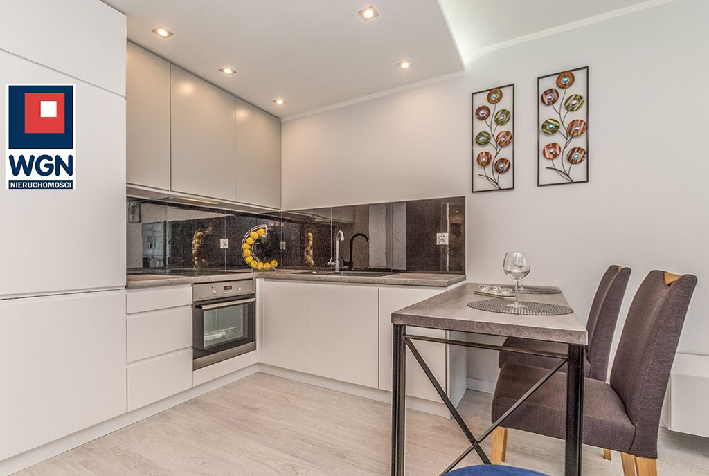 kuchnia w praktycznej aranżacji w ekskluzywnym apartamencie do sprzedaży Gdańsk