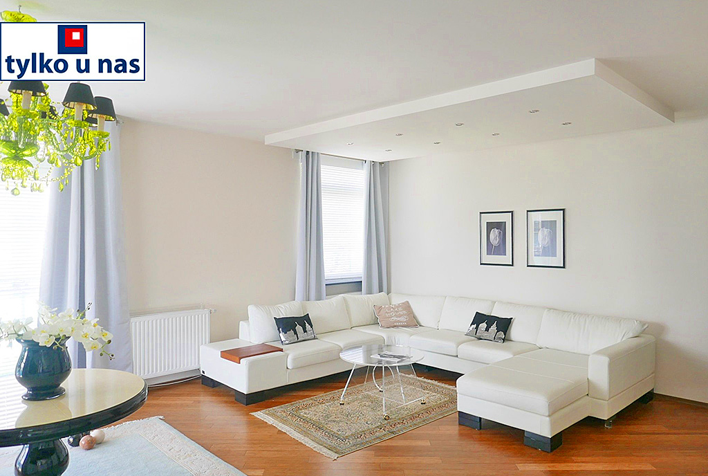 na pierwszym planie salon w ekskluzywnym apartamencie do sprzedaży Gdynia