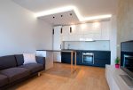 widok z innej perspektywy na luksusowy aneks kuchenny w ekskluzywnym apartamencie do sprzedaży Poznań