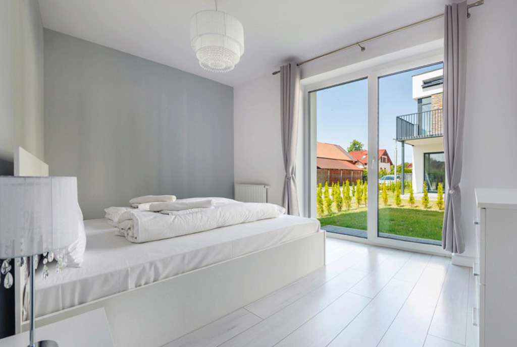 elegancka sypialnia w luksusowym apartamencie do sprzedaży nad morzem