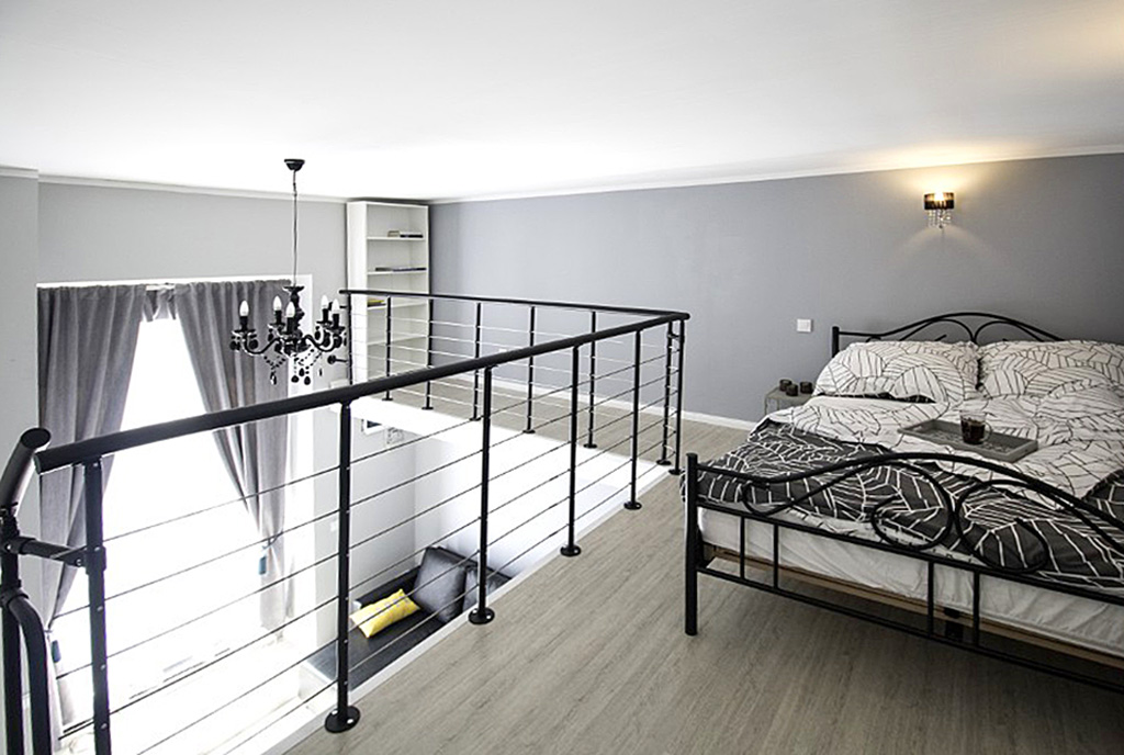 widok na antresolę i sypialnię w luksusowym apartamencie do wynajęcia Szczecin