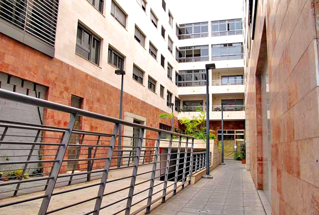 rzut od strony ulicy na luksusowy apartamentowiec, w którym mieści się oferowany do sprzedaży ekskluzywny apartament do sprzedaży Hiszpania