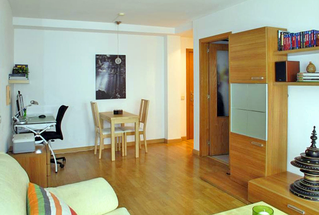 na zdjęciu ekskluzywny salon w luksusowym apartamencie na sprzedaż Hiszpania
