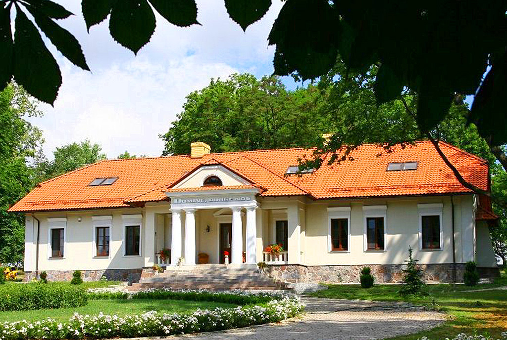 na zdjęciu imponujące rozmachem wejście do luksusowej willi do sprzedaży Piotrków Trybunalski