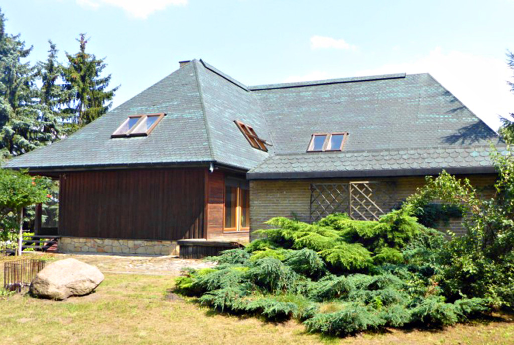 na pierwszym planie ogród przy ekskluzywnej willi na sprzedaż Piotrków Trybunalski