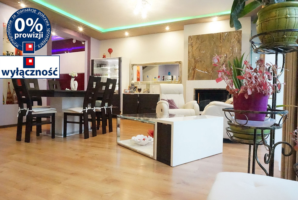 widok z innej perspektywy na salon w luksusowej willi na sprzedaż Wrocław