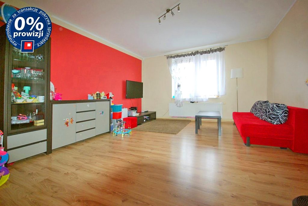 na zdjęciu wytworny salon w luksusowym apartamencie na sprzedaż Legnica (okolice)