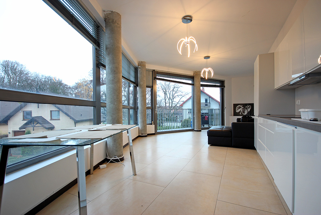 przestronny salon w luksusowym apartamencie do wynajęcia Szczecin