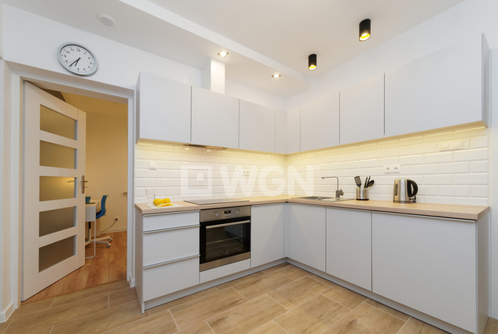 widok na praktycznie zaprojektowaną kuchnię w ekskluzywnym apartamencie do wynajmu Tarnów