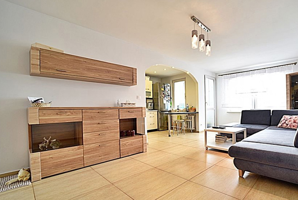 na pierwszym planie taras, w oddali kuchnia w ekskluzywnym apartamencie do sprzedaży Bolesławiec